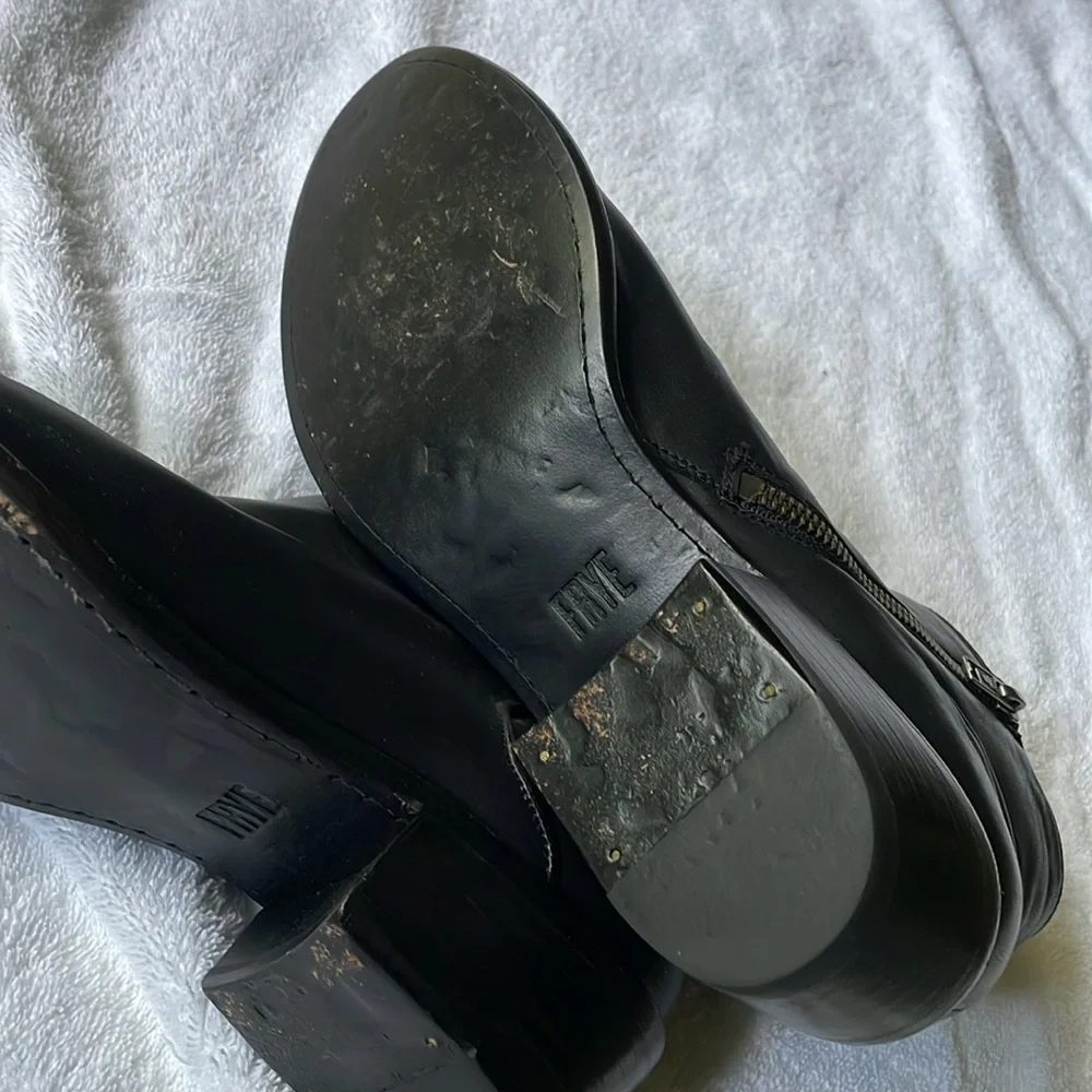 FRYE Carson Piping Bootie Like New!! Black Size 8 1/2